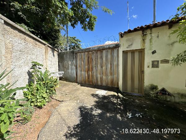 Casa, Santiago em Araguari, MG