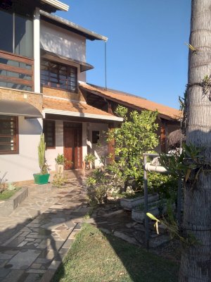 Casa, Residencial, 4 dormitório(s), 4 vaga(s) de garagem